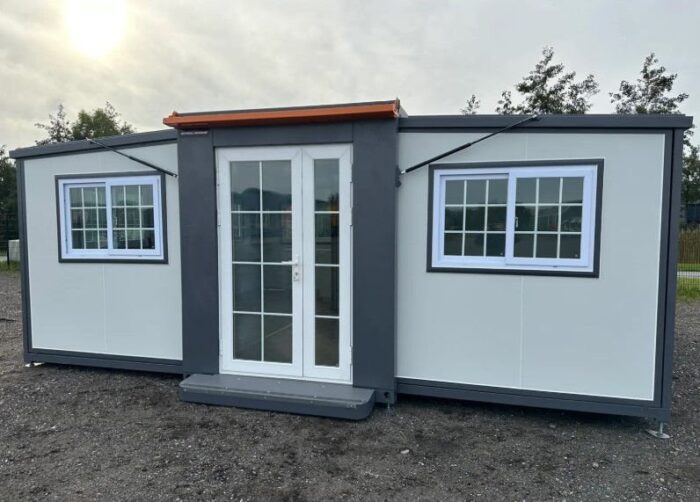 Mobiles Minihaus mit zwei Schlafzimmern und Küche – Modell Deluxe Stahlworks – Bild 2