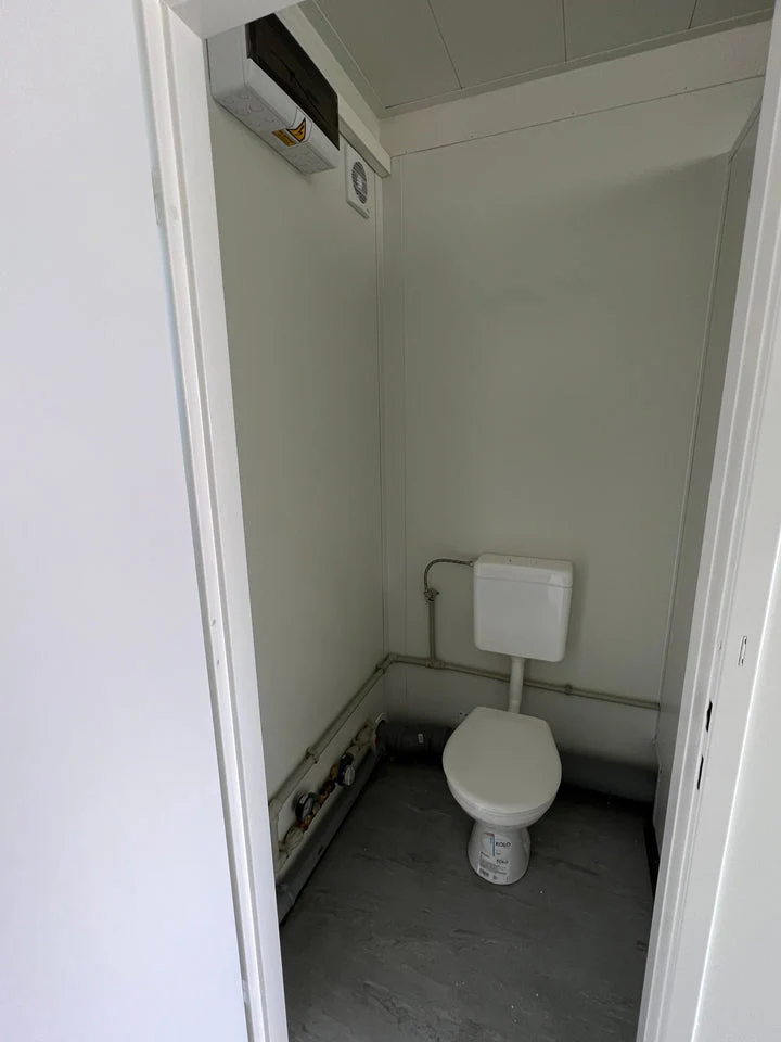 Sanitärmodul 6 × 2,44 m mit 5 WCs – Bild 4