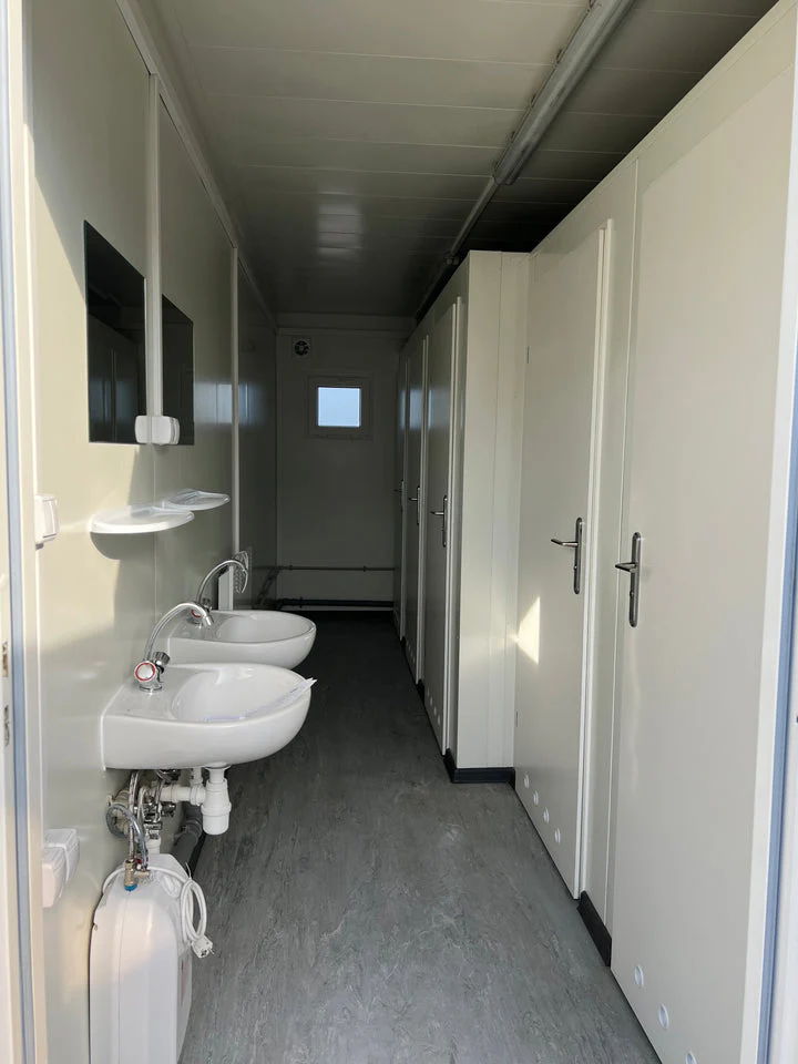 Sanitärmodul 6 × 2,44 m mit 5 WCs – Bild 5