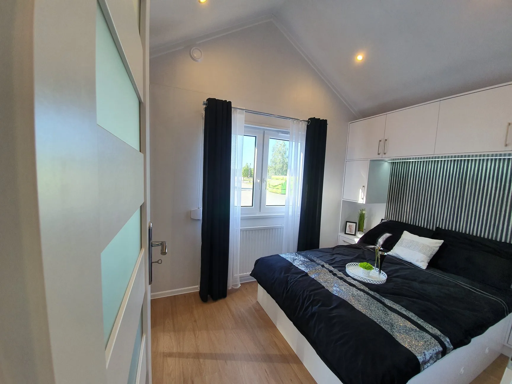 Modernes Mobilheim – Maße 12 × 4 m – Bild 7