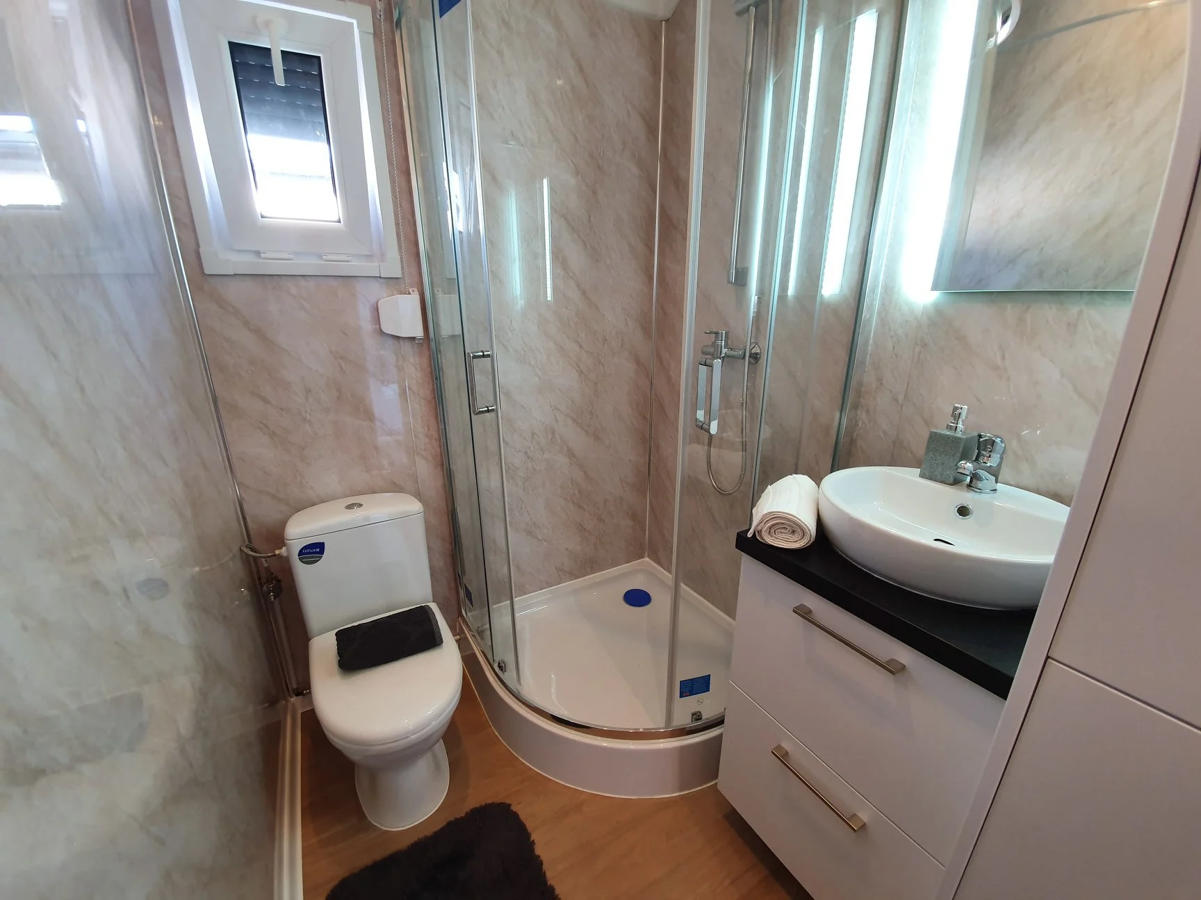 Modernes Mobilheim – Maße 12 × 4 m – Bild 10