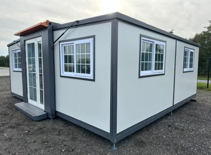 Mobiles Minihaus mit zwei Schlafzimmern und Küche – Modell Deluxe Stahlworks