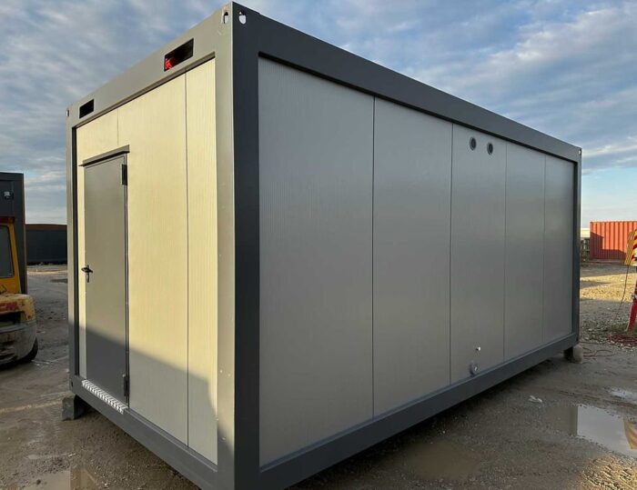 Sanitärcontainer 3 × 6 m – ausgestattet mit 6 Duschen, 2 Waschbecken und 300-Liter-Warmwasserboiler – Bild 4
