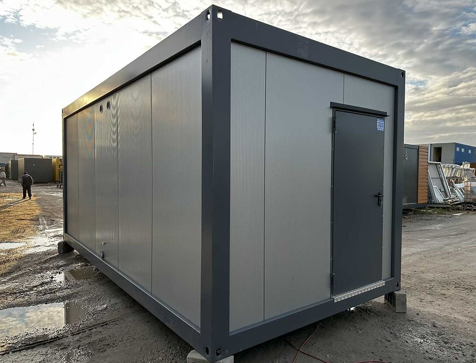 Sanitärcontainer 3 × 6 m – ausgestattet mit 6 Duschen, 2 Waschbecken und 300-Liter-Warmwasserboiler