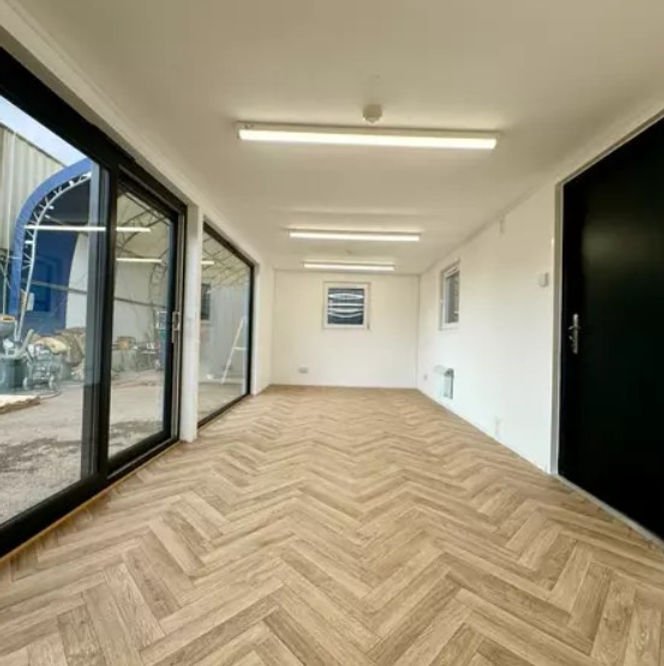 40-Fuß Modulcontainer – Büro / Aufenthaltsraum mit Erkerfenstern – Bild 2