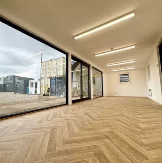 40-Fuß Modulcontainer – Büro / Aufenthaltsraum mit Erkerfenstern – Bild 10